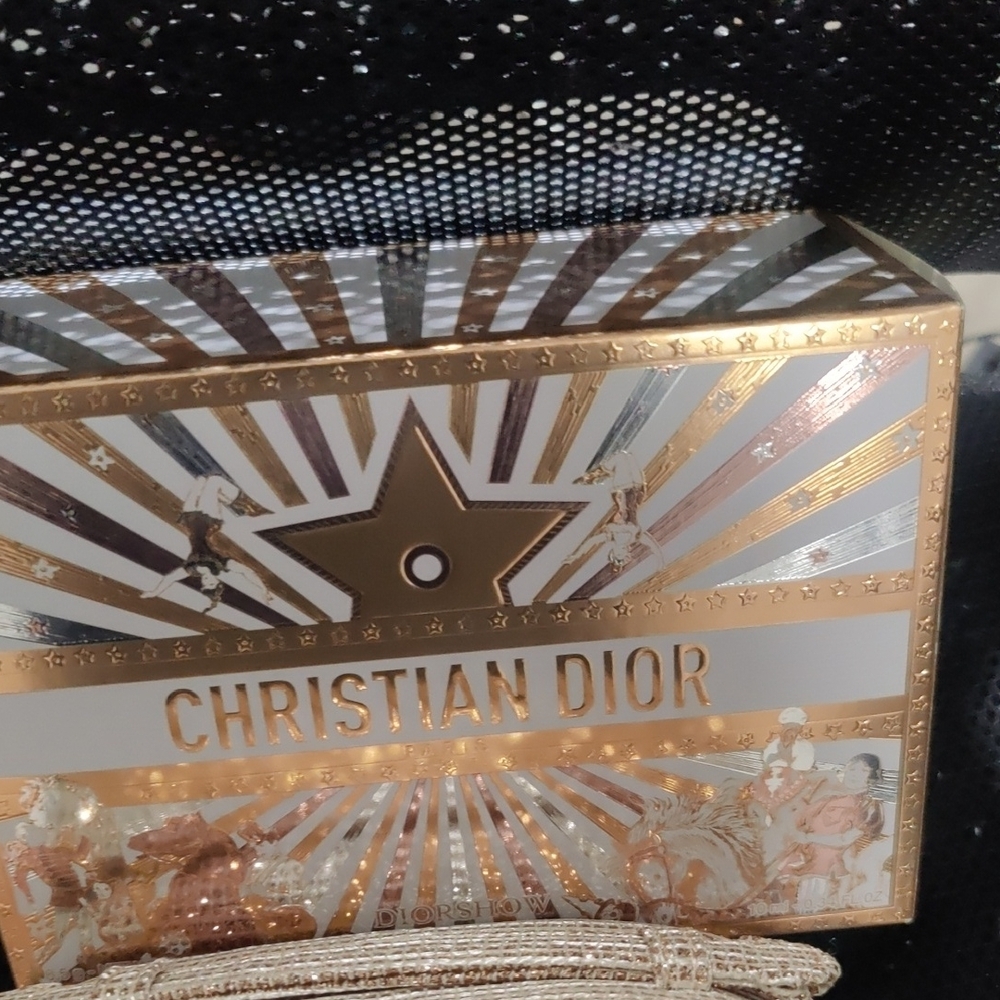 Shimmering Christin Doir Gold Clutch with Star Emblem - Picture 13 of 14
